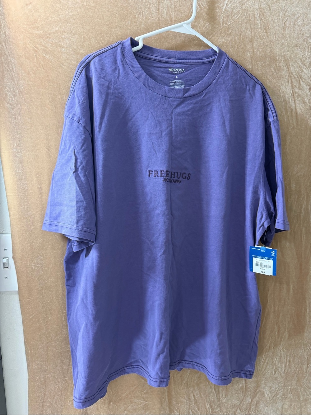 Arizona Jean Company Men’s Lavender Graphic 'FREEHUGS' Short Sleeve Tee